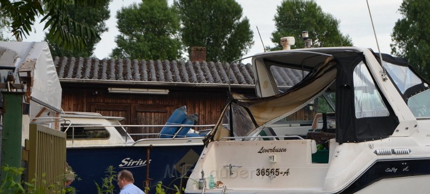 Feuer 1 Yacht explodiert Koeln Muelheim Hafen Muelheim P049.JPG